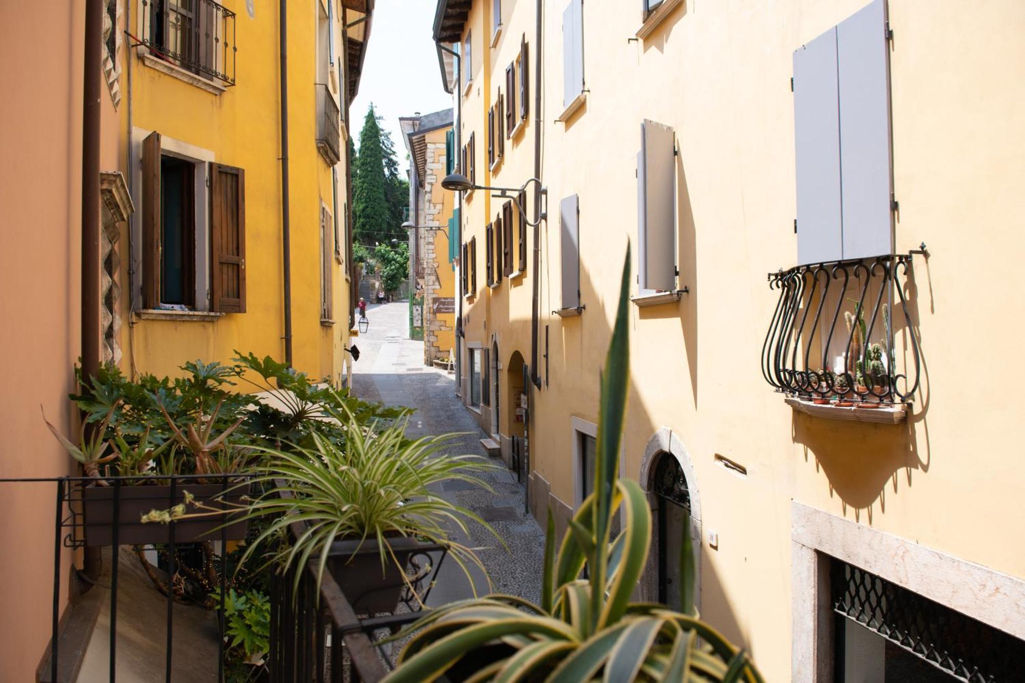 Alessi Appartamenti Desenzano del Garda Exterior photo